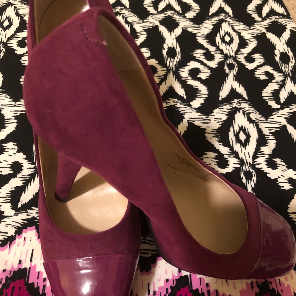 SUADE PUMPS WITH PATENT TOES